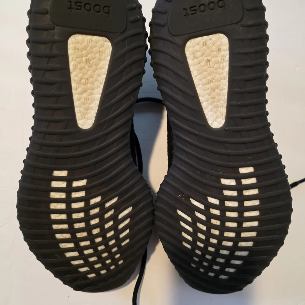 Black Yeezy Boost 350 V2 Sneakers Great Shape Check Pics Make An Offer No Box - Picture 4 of 6